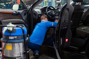 Specialistas pataria: šie būdai padės išvalyti įsisenėjusias dėmes automobilyje