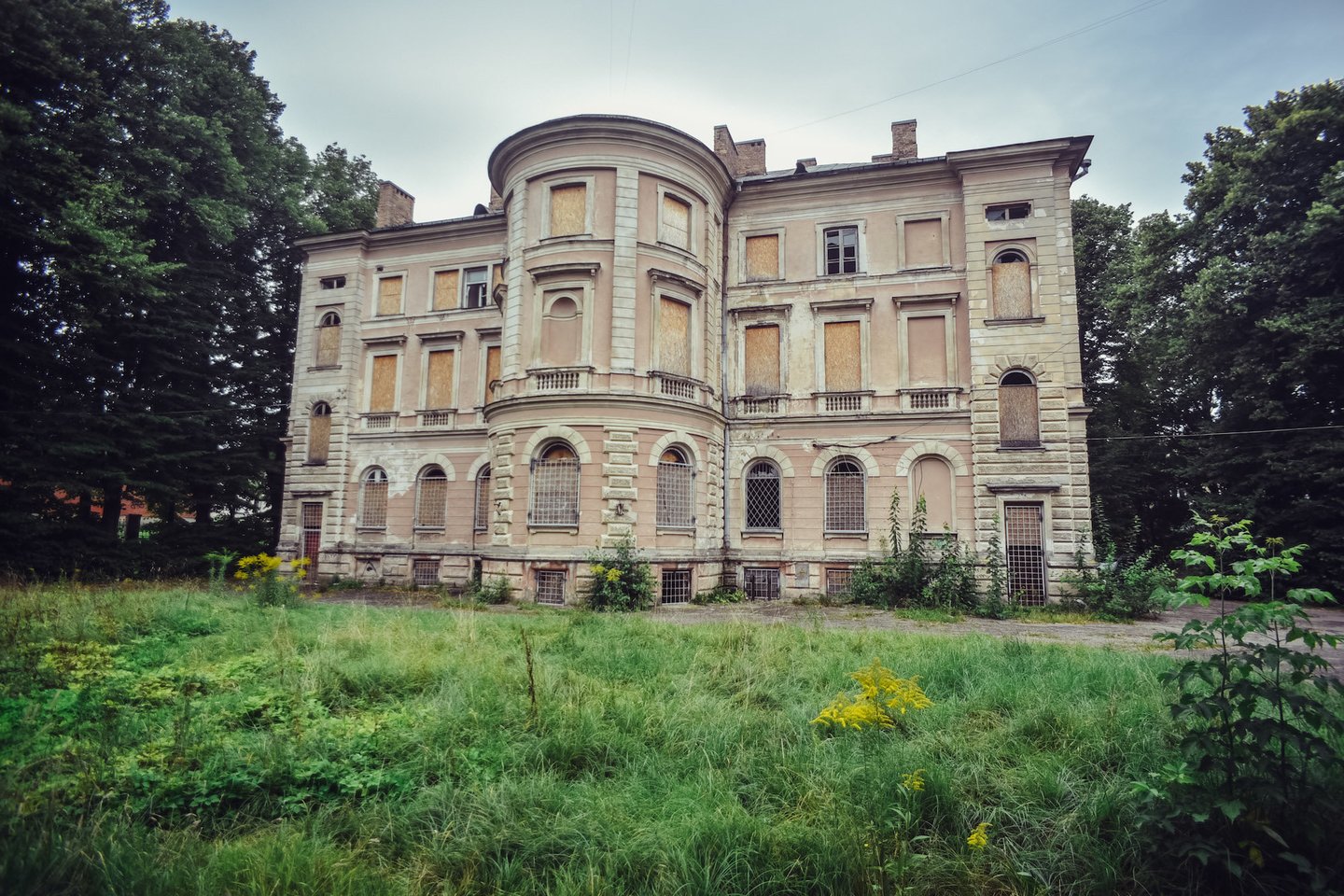  Apleistas pastatas Villniaus gimdymo namų teritorijoje.<br> T.Tereko nuotr.