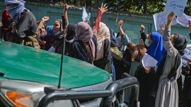Užfiksuota: Afganistaną kontroliuojantis Talibanas šūviais į orą vaikė protestą Kabule