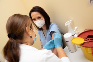 Kauno klinikos darbuotojus pradėjo skiepyti trečiąja doze, Santaros tai darys trečiadienį