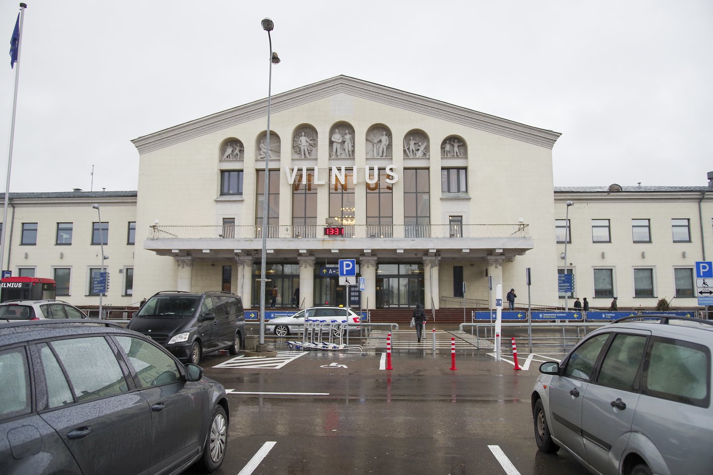 Susisiekimo ministerija bei Lietuvos oro uostai gaivina idėją atnaujinti prieš beveik septynis dešimtmečius statytą centrinį Vilniaus oro uosto pastatą – atvykimo terminalą.<br>V.Ščiavinsko nuotr.