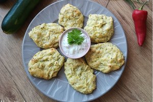 Orkaitėje kepti cukinijų blynai su feta ir labai gardžiu padažu