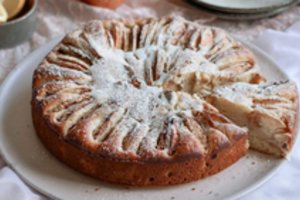 Paprastai paruošiamas obuolių pyragas su graikiniu jogurtu