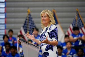 JAV pirmoji ponia Jill Biden užsiims ne tik prezidentienės pareigomis: grįžta į darbą