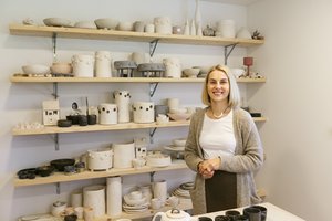 Neapykanta virto meile: keramikė iš Šakių nelaukia savaitgalių, nes negalės dirbti