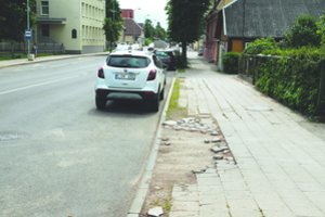 Miesto centre šaligatvis tik kojai nusilaužti – plytelės išvartytos, vietomis užaugusi žolė