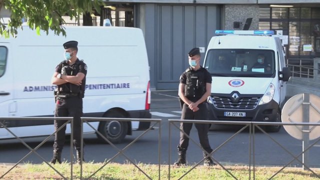 Pradedamas Paryžiaus teroristų teismas: atakų vykdytojas atgabentas gausiai saugomu konvojumi