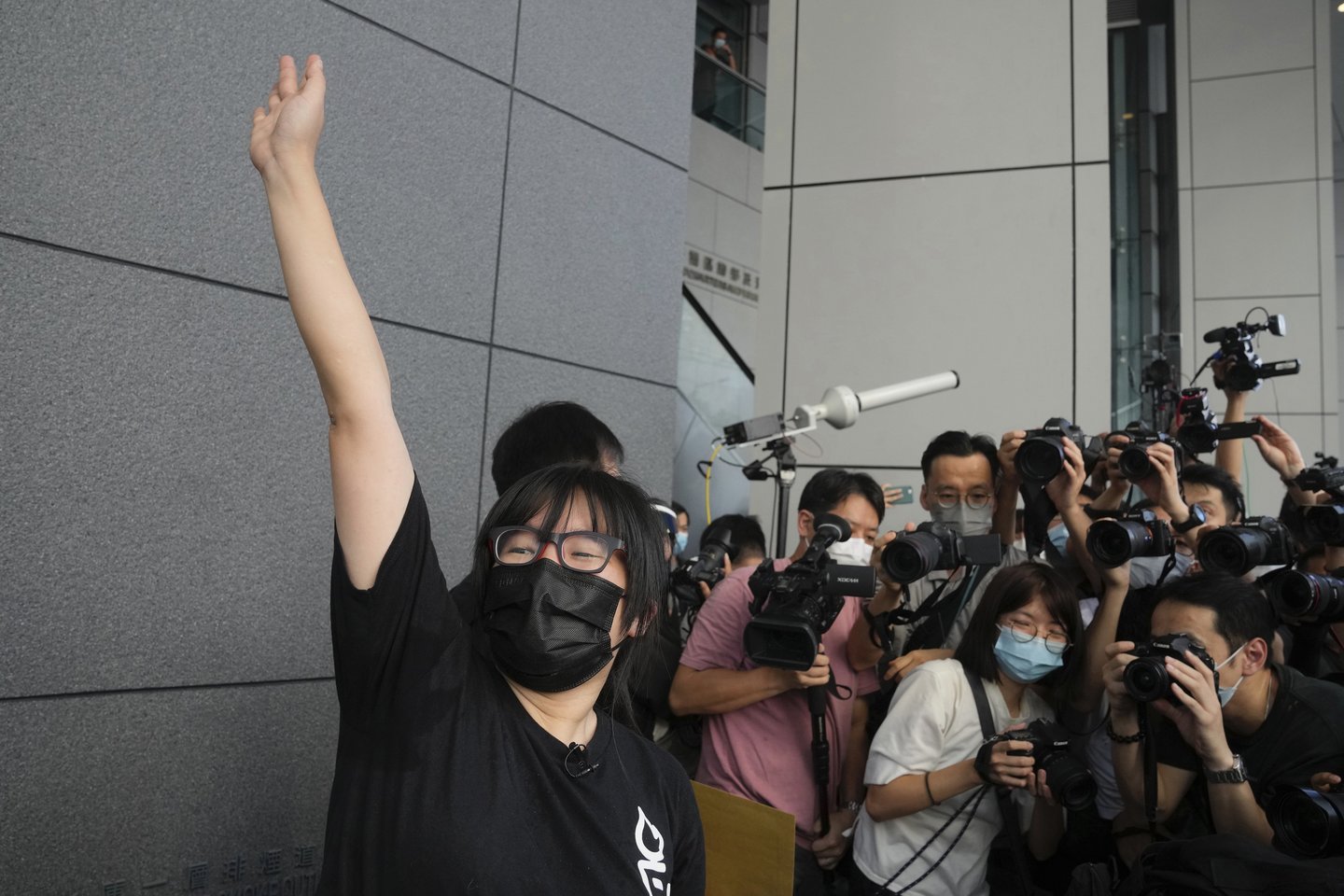 Trečiadienio rytą buvo suimti dar trys aljanso nariai – Simonas Leungas, Seanas Tangas ir Chan To-wai.<br>Kin Cheung/AFP/Scanpix nuotr.