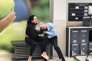 Įsiutusios Kauno prekybos centro pirkėjos įkaitu tapo apsaugos darbuotojas, liejosi kraujas