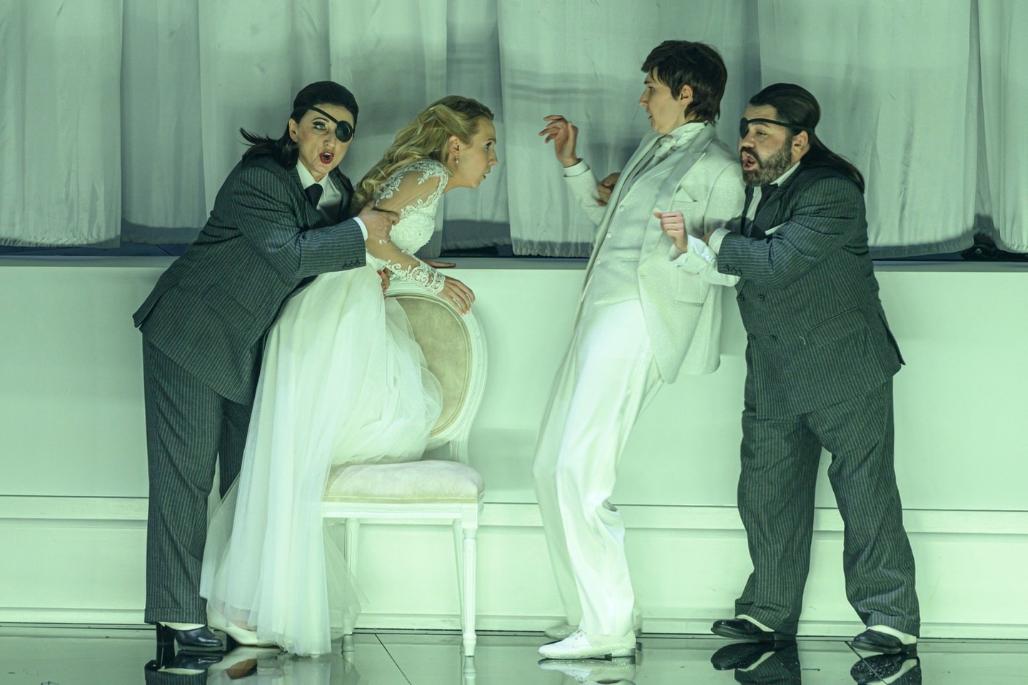 Operoje apstu komiškų situacijų: (iš kairės) J.Stupnianek (Anina), M.Pleškytė (Sofi), J.Kordic (Oktavianas) ir R.Karpis (Falcakis).<br>M.Aleksos nuotr.