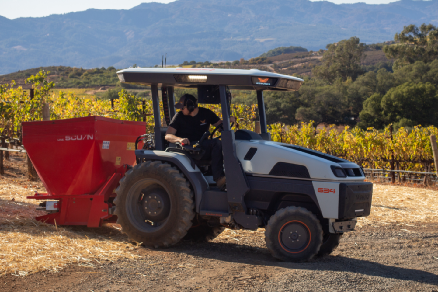Kalifornijoje įsikūrusi kompanija „Monarch Tractor“ ūkininkams jau siūlo įsigyti autonominį elektrinį traktorių.<br>Gamintojo nuotr.