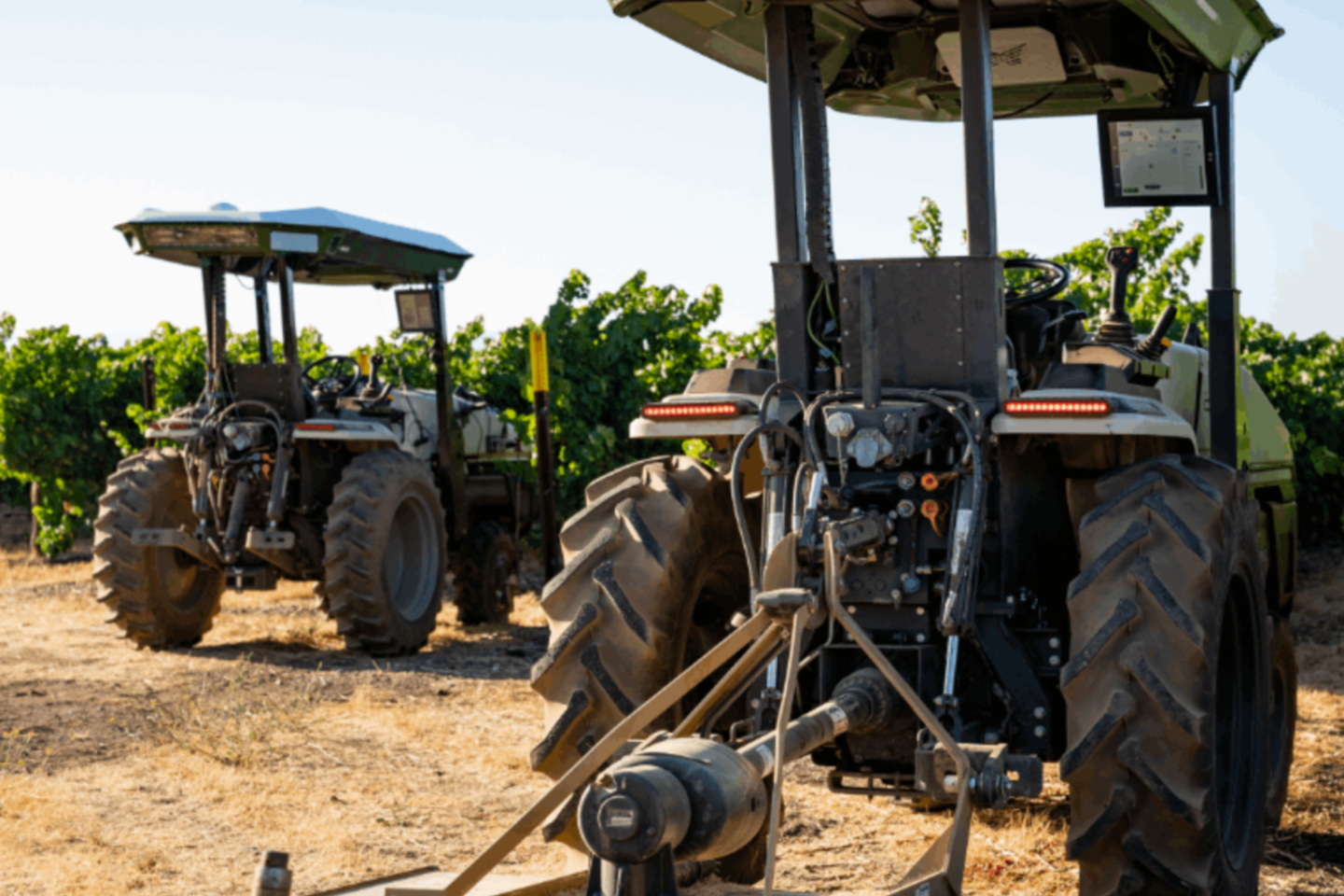 Kalifornijoje įsikūrusi kompanija „Monarch Tractor“ ūkininkams jau siūlo įsigyti autonominį elektrinį traktorių.<br>Gamintojo nuotr.