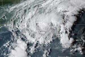 Floridą pasiekė atogrąžų audra „Mindy“