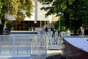 Vilnius ruošiasi artėjančiam mitingui: Vyriausybės rūmai ir Seimas aptverti metaline tvora