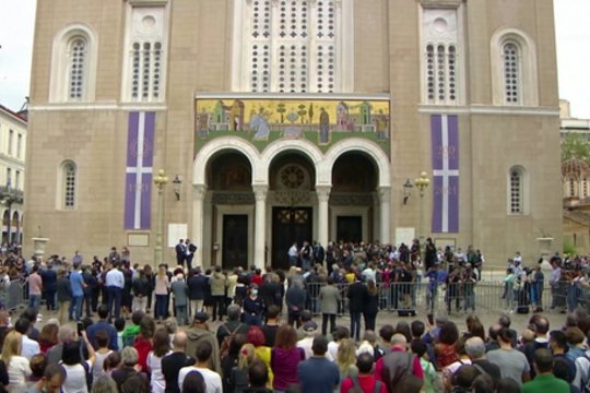 Į paskutiniąją kelionę palydėtas graikų kompozitorius M. Theodorakis: susirinko tūkstantinė minia