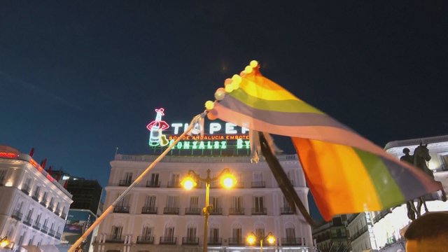Ispanijai perspėjant apie didėjančią neapykantą LGBT, žmonės išėjo į gatves: protestavo prieš homofobiją