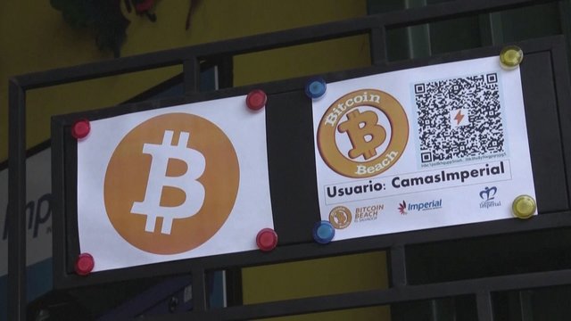 Salvadoro gyventojai rikiuojasi prie Bitcoin bankomatų, bandydami naująją šalies skaitmeninę valiutą