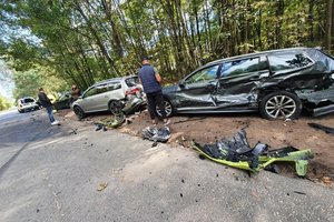 Kelia klausimą dėl automobilių, į kuriuos Vilniuje rėžėsi BMW – ar jie stovi leistinoje vietoje?