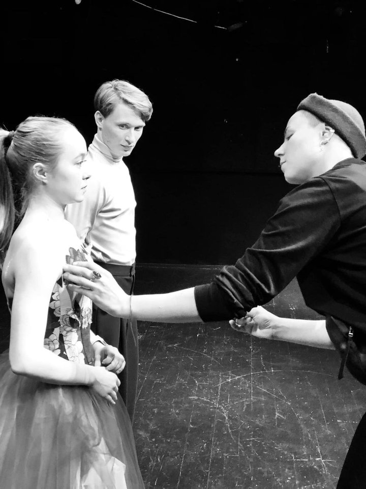 KVMT baleto trupės nariai matuojasi šokio spektaklio „Romeo ir Džuljeta“ rūbus.<br>J.Lebedevos nuotr.