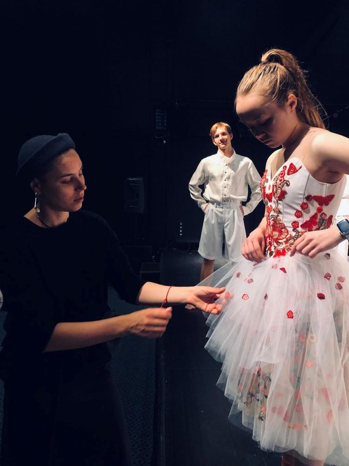 Scenografė ir kostiumų dailininkė J.Zlaja derina šokio spektaklio „Romeo ir Džuljeta“ rūbus.<br>J.Lebedevos nuotr.