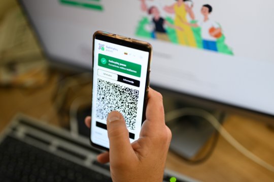 Vyriausybei siūloma į galimybių pasą vėl įtraukti antigeno testą