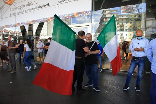 Italijos antiteroristinė policija surengė kratas vakcinacijos pasų kritikų namuose