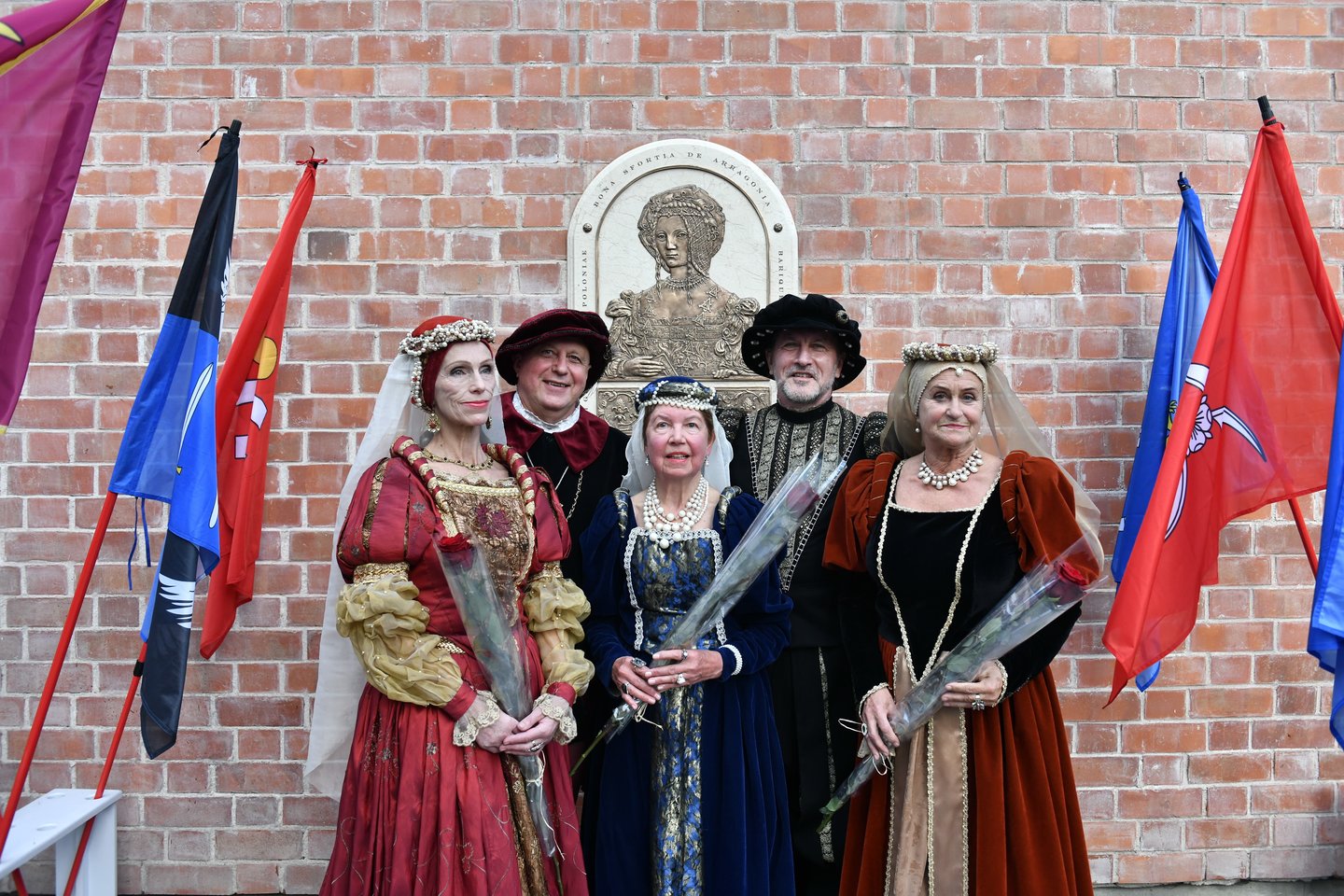 Lietuvos didžiosios kunigaikštienės ir Lenkijos karalienės, Neapolio karališkosios princesės ir Bario bei Rosano kunigaikštienės Bonos Sforcos (1494–1557) bareljefo atidengimo iškilmės.<br>V.Abramausko nuotr.
