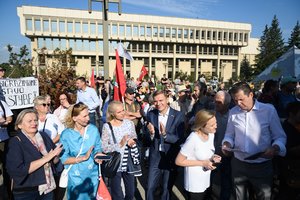 Be mitingo po langais, bet su daugybe nežinomųjų – taip prasideda Seimo rudens sesija