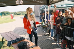 E. Purauskytė dukroms perka dėvėtus drabužius, išaugtus paaukojo pabėgėliams: situacija ten graudi