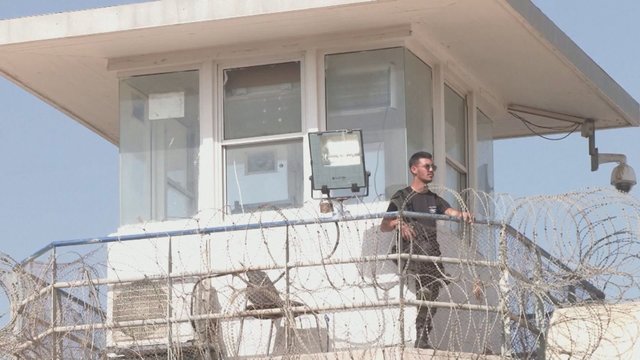 Izraelyje ketvirta diena ieškomi iš kalėjimo pabėgę itin pavojingi kaliniai: išsikasė skylę grindyse 
