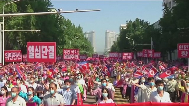 Šiaurės Korėjos gyventojai švenčia 73-ąsias valstybės įkūrimo metines: surengtas masinis paradas