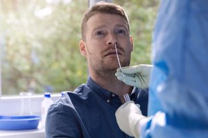 Vyrui paėmus COVID-19 mėginį iš nosies, nutiko tai, kas nutinka tik vienetams iš dešimčių milijonų