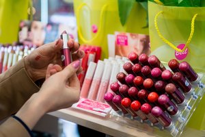 Darbdavio reikalavimas puoštis papiktino moteris – darbuotojos kreipėsi į teismą