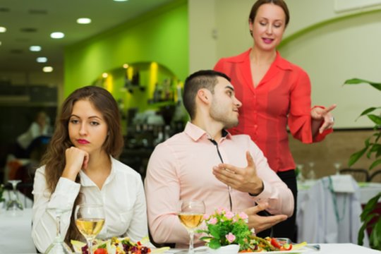 Sūnų palikę seneliams išlėkė romantiškam savaitgaliui: tokio užpuolimo viešbutyje nesitikėjo