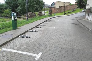 Keisti įrengimai kelyje gyventojus privertė pasukti galvas – tikrosios paskirties neišsiaiškino 