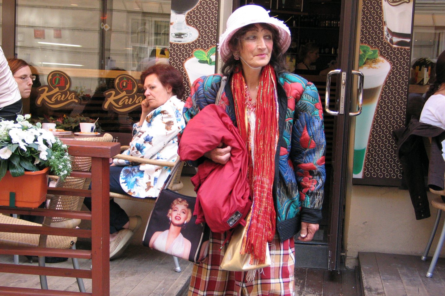 Mados dizaineriai ponią Rožę vadindavo didžiausiu lietuviškos mados fenomenu, ryškiomis drabužių spalvomis ir jų detalėmis pagyvinančiu Senamiestį.<br>V.Kapočiaus nuotr.