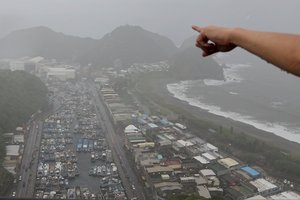 Taivano link artėjant taifūnui sustabdyti skrydžiai, susisiekimas keltais ir traukiniais