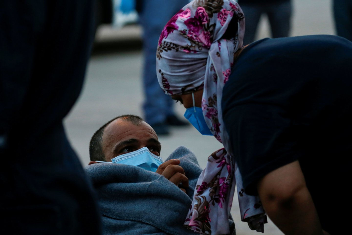 Migrantai tikisi, kad negalavimais suminkštins pasieniečių širdis.<br>Reuters/Scanpix nuotr.