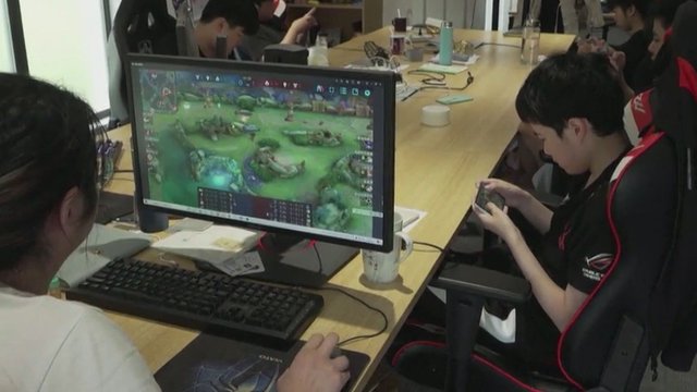 Kinija užsimojo riboti nepilnamečių žaidimo kompiuteriu laiką: galės žaisti tris valandas per savaitę