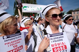 Lenkijos medikai surengė akciją dėl geresnių darbo sąlygų, didesnių atlyginimų
