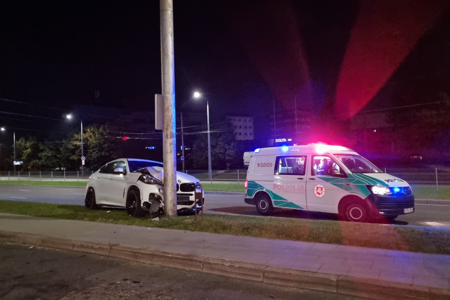  Sprogus BMW padangai Vilniuje automobilis rėžėsi į stulpą – sužeisti 2 žmonės.<br> Lrytas.lt nuotr.