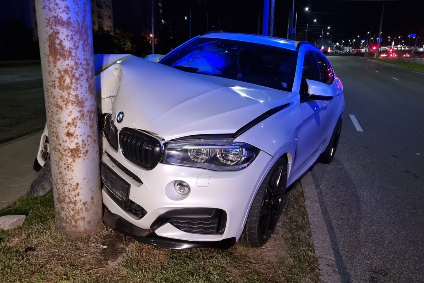  Sprogus BMW padangai Vilniuje automobilis rėžėsi į stulpą – sužeisti 2 žmonės.<br> Lrytas.lt nuotr.