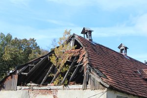 Klaipėdos griovėjai senus namus vaiduoklius paslepia po spalvingomis širmomis ir tada – tyliai verčia