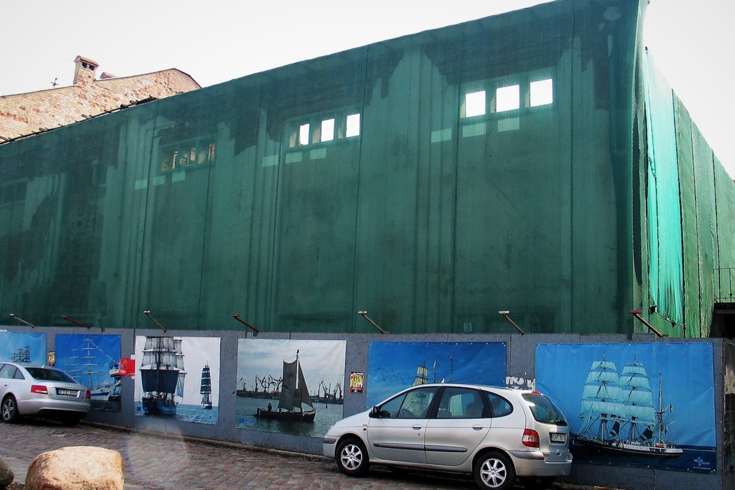 "Baltijos" kino teatro fasadai tik apdengti - laukiama, kol nuvirs savaime. <br> G.Pilaičio nuotr.