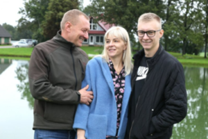 Tėvo pašonėje ūkininkauja ir studentas