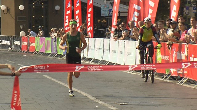 Pačioje sostinės širdyje – tūkstančiai bėgikų: maratoną laimėjo debiutantas