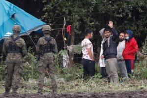Laimėjo nervų karą: Baltarusija išsivežė 30 migrantų, mėnesį stovyklavusių niekieno žemėje