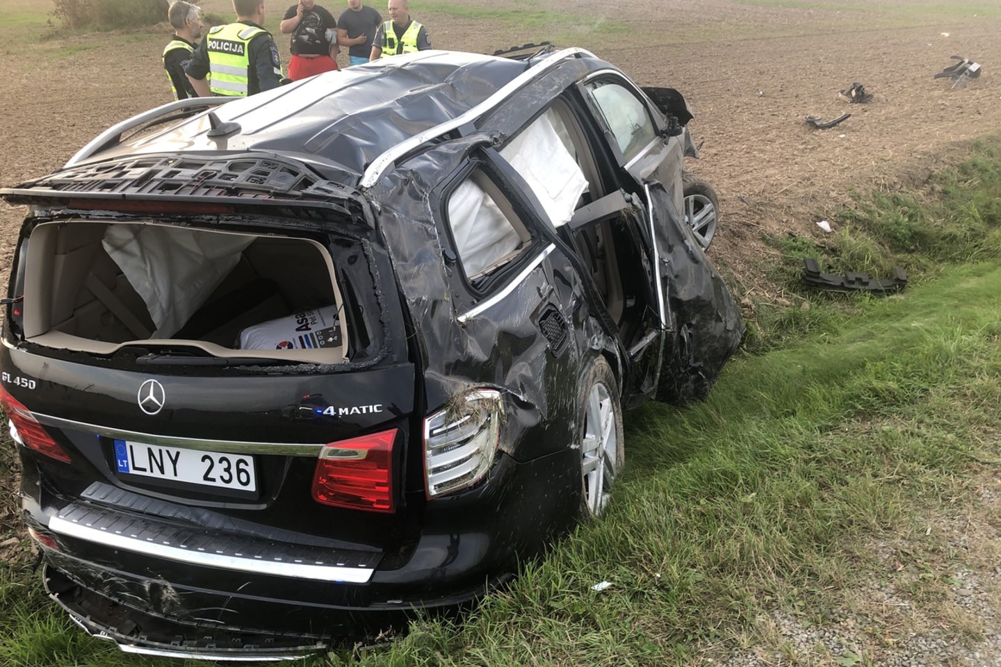  Prienų rajone „Mercedes-Benz“ nulėkė nuo kelio ir apvirto.<br> A.Karaliūno nuotr.