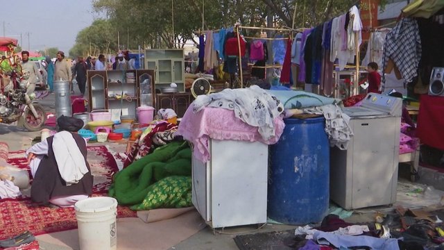 Kabulo gyventojai verčiasi kaip išmano: dėl bado turguje pardavinėja namų apyvokos daiktus