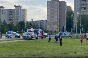 Kaune susidūrus automobiliams nukentėjo žmogus